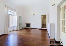 4 bedroom villa with garage and large private backyard in the Historic Center of Évora