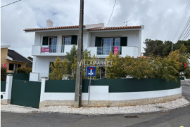4 bedroom villa with swimming pool on a plot of 350 m2 located in Quinta dos Gaios in Estoril