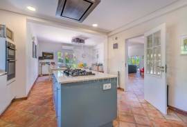 Detached 3 or 4 bedroom villa for sale - on 3,500 m2 garden plot near Moncarapacho, Algarve Detached 3 or 4 bedroom villa for sale - on 3,500 m2 garden plot near Moncarapacho, Algarve