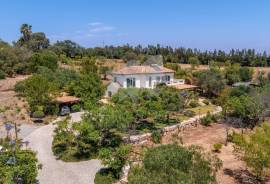 Detached 3 or 4 bedroom villa for sale - on 3,500 m2 garden plot near Moncarapacho, Algarve Detached 3 or 4 bedroom villa for sale - on 3,500 m2 garden plot near Moncarapacho, Algarve