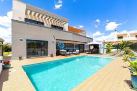 4 bedroom villa with heated pool, close to the beaches and golf courses of Albufeira