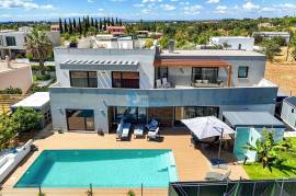 4 bedroom villa with heated pool, close to the beaches and golf courses of Albufeira