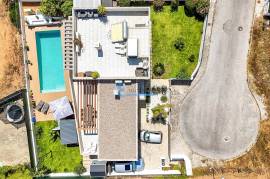 4 bedroom villa with heated pool, close to the beaches and golf courses of Albufeira