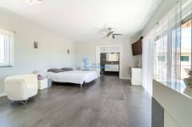 4 bedroom villa with heated pool, close to the beaches and golf courses of Albufeira