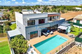 4 bedroom villa with heated pool, close to the beaches and golf courses of Albufeira
