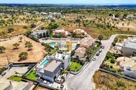 4 bedroom villa with heated pool, close to the beaches and golf courses of Albufeira