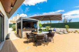4 bedroom villa with heated pool, close to the beaches and golf courses of Albufeira