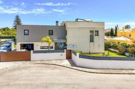 4 bedroom villa with heated pool, close to the beaches and golf courses of Albufeira