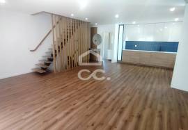 Terraced house in a central area of the city of Alcobaça. Terraced house in a central area of the city of Alcobaça.