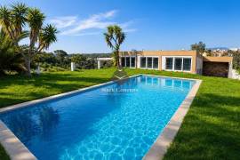 villa with swimming pool in Setúbal