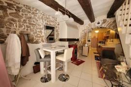 Charming Village House In Excellent Condition, Offering 90 M2 Of Living Space, Close To All Amenities.