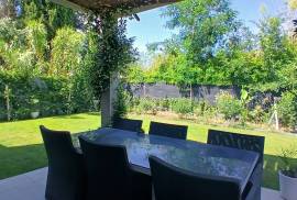 In A Pleasant And Secure Residence, Villa With 3 Bedrooms And A Garage, On A Beautifully Landscaped Plot Of 378 M2 In A Peaceful Setting.