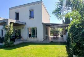 In A Pleasant And Secure Residence, Villa With 3 Bedrooms And A Garage, On A Beautifully Landscaped Plot Of 378 M2 In A Peaceful Setting.