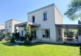 In A Pleasant And Secure Residence, Villa With 3 Bedrooms And A Garage, On A Beautifully Landscaped Plot Of 378 M2 In A Peaceful Setting.