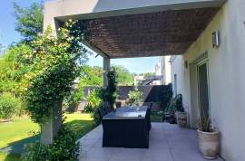 In A Pleasant And Secure Residence, Villa With 3 Bedrooms And A Garage, On A Beautifully Landscaped Plot Of 378 M2 In A Peaceful Setting.