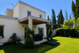 In A Pleasant And Secure Residence, Villa With 3 Bedrooms And A Garage, On A Beautifully Landscaped Plot Of 378 M2 In A Peaceful Setting.