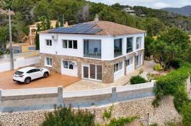 Exclusiva villa con vistas al mar, gran privacidad y potencial de inversión en Oltamar