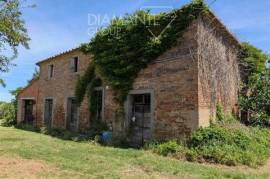 AR6410 – Two-storey brick farmhouse with private garden and productive olive grove