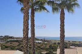 3 Bedroom apartment in Meia Praia with stunning sea views