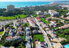 Land of 542 m2 and project for a villa about 900 meters from the Beaches of Alvor.
