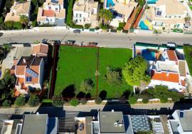 Land of 542 m2 and project for a villa about 900 meters from the Beaches of Alvor.