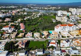 Land of 542 m2 and project for a villa about 900 meters from the Beaches of Alvor.