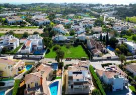 Land of 542 m2 and project for a villa about 900 meters from the Beaches of Alvor.