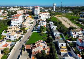 Land of 542 m2 and project for a villa about 900 meters from the Beaches of Alvor.