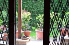Apartment with garden