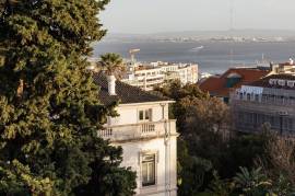 A French Art of Living in the Heart of Lisbon – Architect's Duplex between Estrela and the Parliament