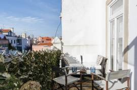 A French Art of Living in the Heart of Lisbon – Architect's Duplex between Estrela and the Parliament