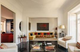 A French Art of Living in the Heart of Lisbon – Architect's Duplex between Estrela and the Parliament