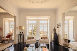 A French Art of Living in the Heart of Lisbon – Architect's Duplex between Estrela and the Parliament