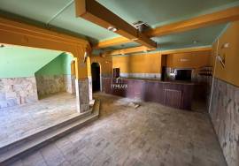 Mixed building for housing and commerce, with views and generous space in Tramaga.