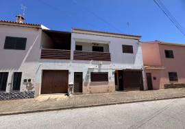 Mixed building for housing and commerce, with views and generous space in Tramaga.