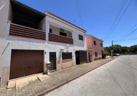 Mixed building for housing and commerce, with views and generous space in Tramaga.
