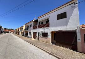 Mixed building for housing and commerce, with views and generous space in Tramaga.