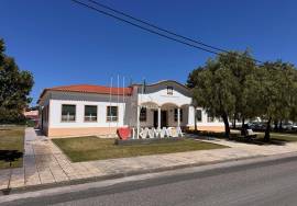 Mixed building for housing and commerce, with views and generous space in Tramaga.