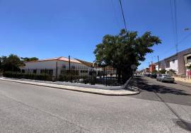 Mixed building for housing and commerce, with views and generous space in Tramaga.