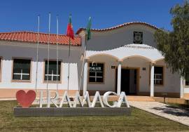 Mixed building for housing and commerce, with views and generous space in Tramaga.