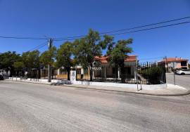 Mixed building for housing and commerce, with views and generous space in Tramaga.