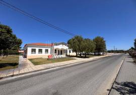 Mixed building for housing and commerce, with views and generous space in Tramaga.