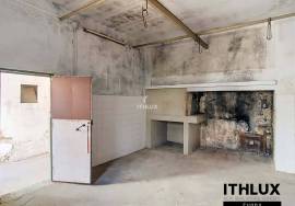 Property with premium location in the center of Campo Maior, with potential for 7 apartments and high profitability