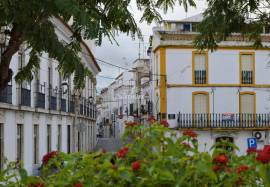 Property with premium location in the center of Campo Maior, with potential for 7 apartments and high profitability
