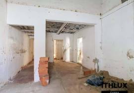 Property with premium location in the center of Campo Maior, with potential for 7 apartments and high profitability