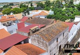 Property with premium location in the center of Campo Maior, with potential for 7 apartments and high profitability