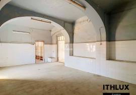 Property with premium location in the center of Campo Maior, with potential for 7 apartments and high profitability