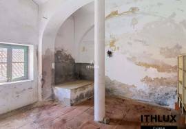 Property with premium location in the center of Campo Maior, with potential for 7 apartments and high profitability