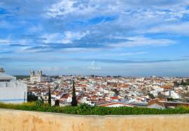 Property with premium location in the center of Campo Maior, with potential for 7 apartments and high profitability