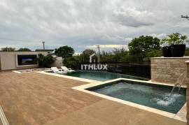 Luxury Villa with 3 Suites, Elevator and Heated Pool | Casalbuono Condominium, Limeira